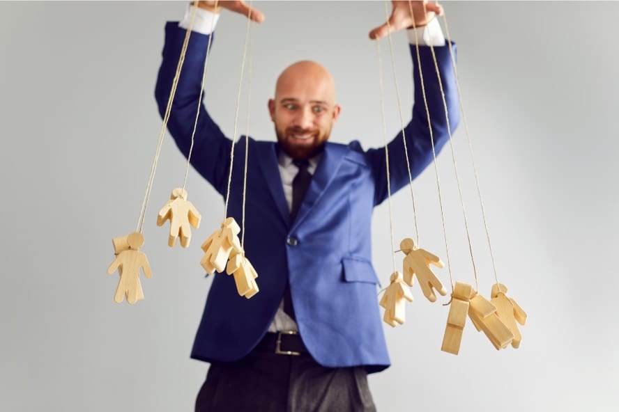 「他者を物のように扱う」人の心には”特権意識”が根付いている