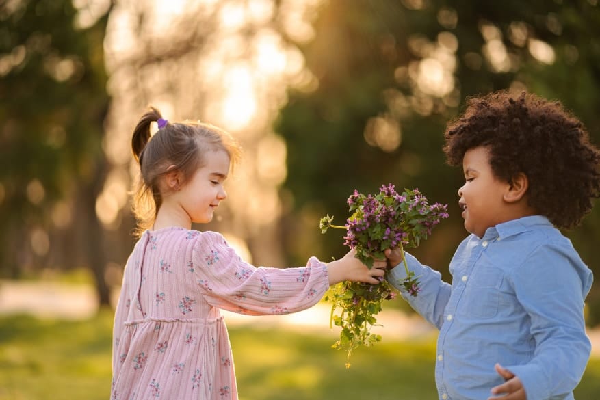 幼児は「もらう」より「与える」方が幸せを感じる