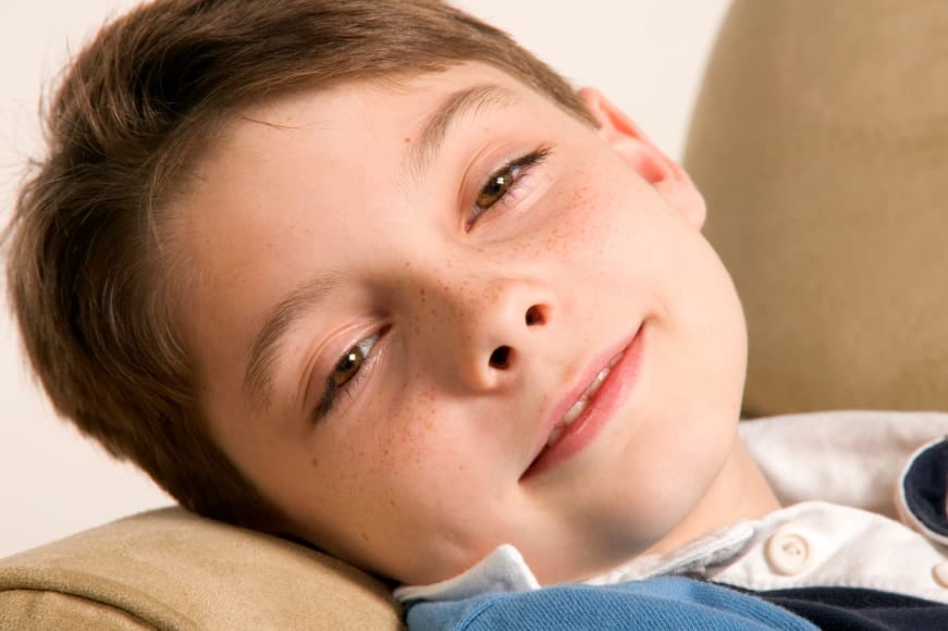 思春期に睡眠時間が短いと”脳のつながり方”が変化する