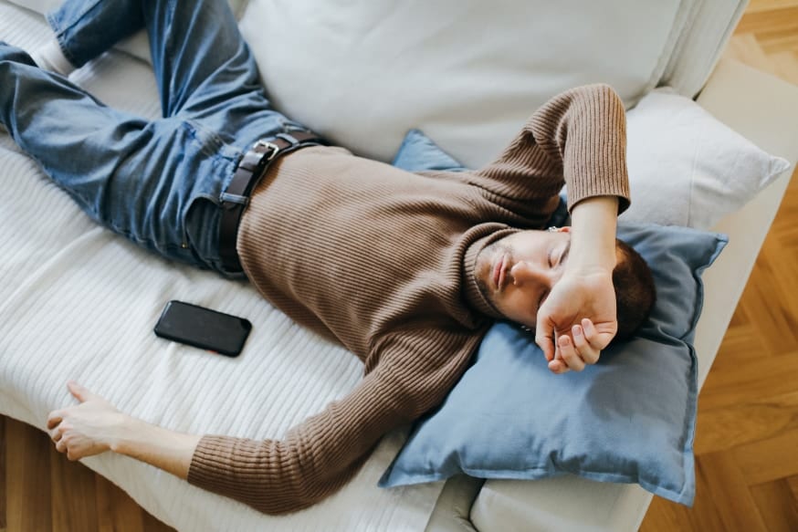勤務外の「呼び出し対応」は、実際に連絡が無くても睡眠を妨げる