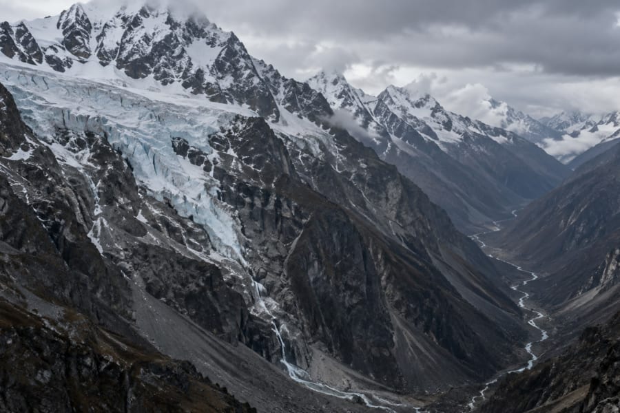 ネパールの大洪水、発端は高山の「氷と岩の崩落」だったとみられる、災害が連鎖する怖さ