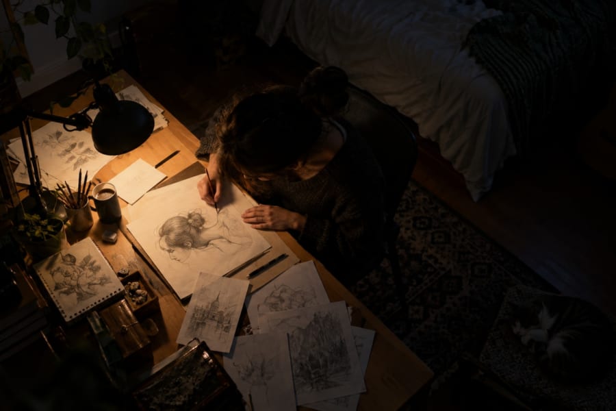 性格の暗い人ほど創作で成果を出す傾向、鍵は「自分で考え抜く癖」