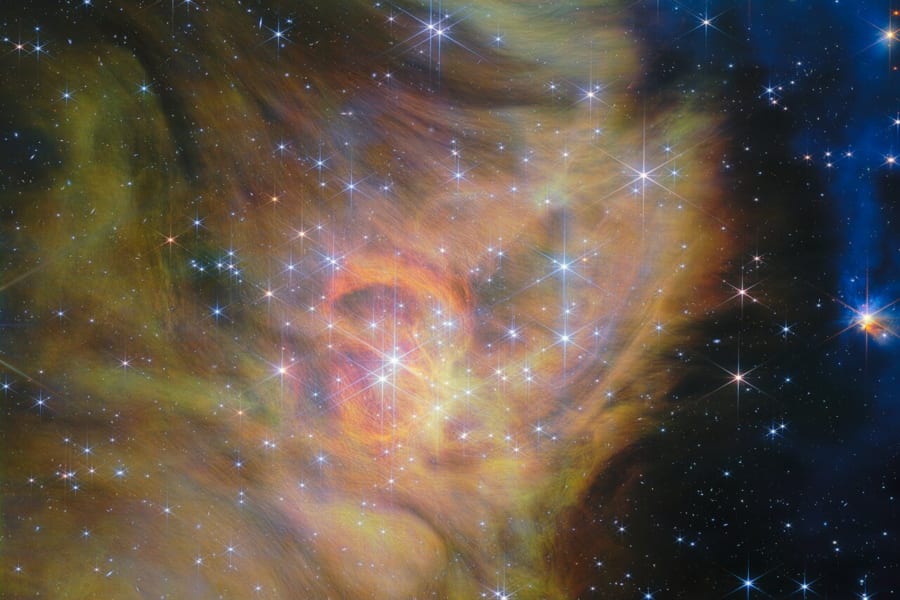 ウェッブ望遠鏡の最大級の1枚、主役はちりに隠れた星だった