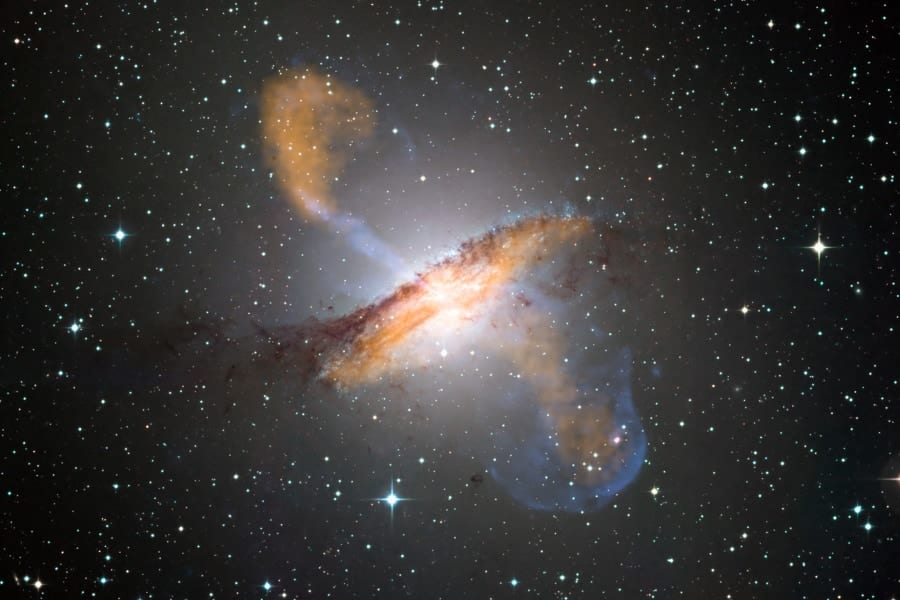 ブラックホールが星の誕生を止める容疑者か――実はジェットの通り道のガスが100倍明るかった