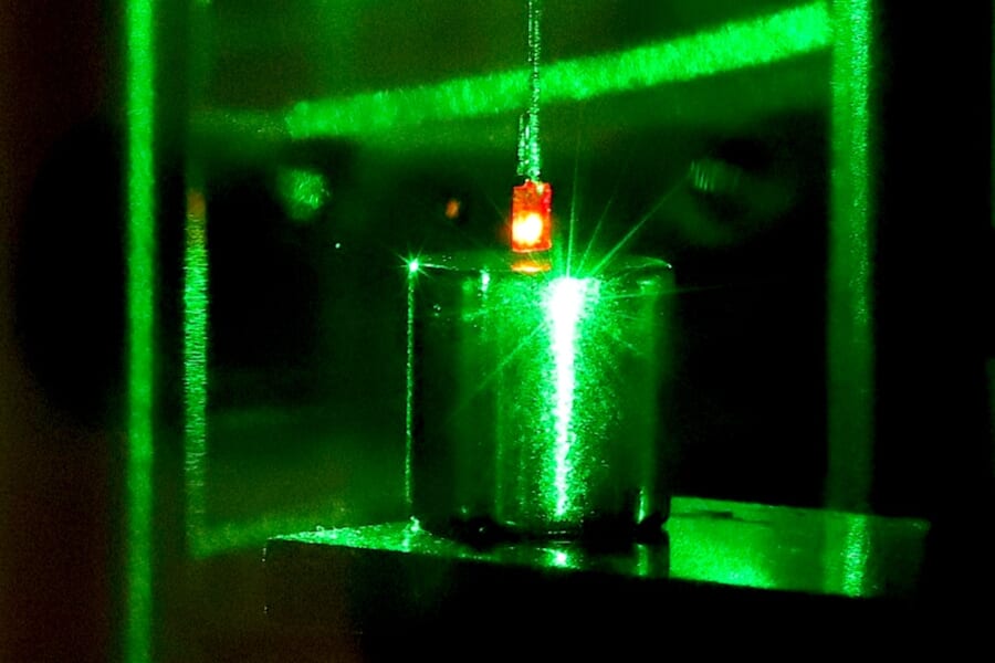 「世界初」宙に浮くダイヤを「量子の力」で揺らすことに成功