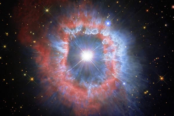 虚空に浮かぶ瞳のような「天の川銀河でもっとも明るい星」